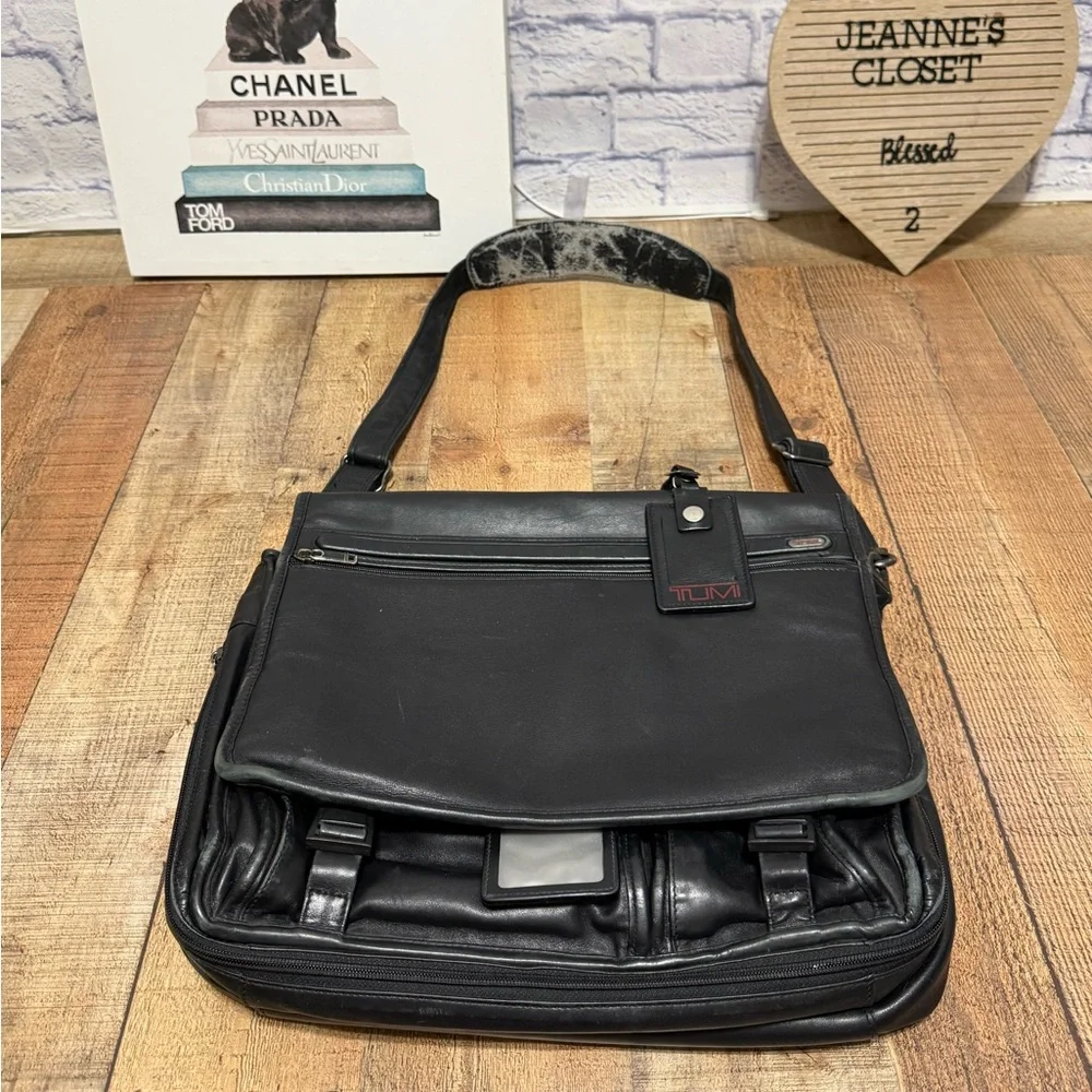 TUMI Alpha Nappa Leather Flap Expandable Briefcase Black Messenger Bag Has Flaws